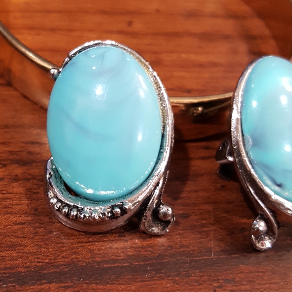 Vintage Faux Turquoise Clip Earrings - Picture 2 of 3